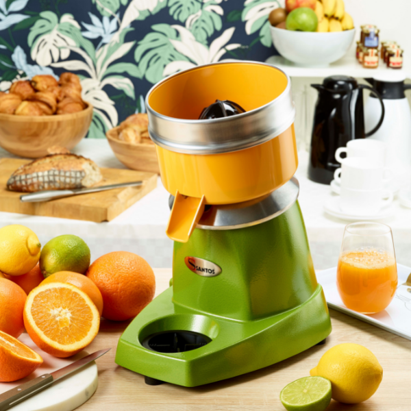 Presse Orange Automatique en action / Commercial Orange juicer 