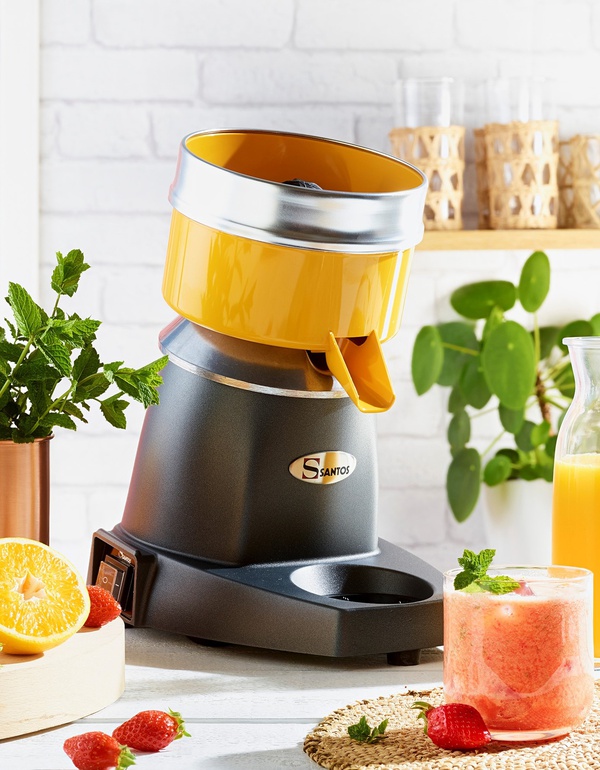 Presse Orange Automatique en action / Commercial Orange juicer 